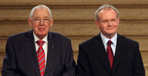 一年後，2007年5月8日，北愛爾蘭首席部長伊恩·佩斯利
(Ian Paisley，左)與首席副部長、新芬黨的馬丁·麥吉尼斯(Martin McGuinness)在貝爾法斯
特(Belfast)斯托蒙特議會大廈宣誓就職，主持北愛爾蘭議會權力共享工作。