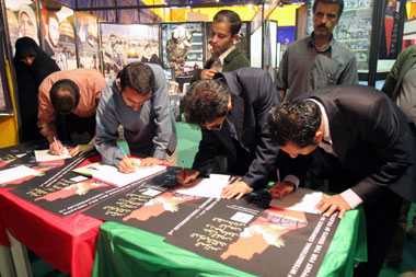 伊朗男子2006年4月在德黑蘭舉行的招募集會上登記，表示
願意充當自殺性