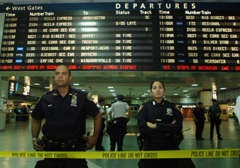 2005年10月，在接到有關恐怖分子準備襲擊紐約市地鐵的報
告後，警察在對一個可疑包裹進行調查期間關閉了佩恩火車站(Penn Station)部份候車廳。
