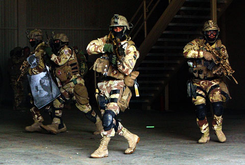 伊拉克特別行動部隊在畢業典禮上演示他們打擊恐怖分子的
能力。美國伊拉克聯盟軍隊指揮官戴維·彼得雷烏斯將軍(David H. Petraeus)和伊拉克總
理馬利基(Nuri al-Maliki)出席了儀式。