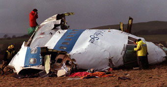 調查人員在檢查泛美航空公司103航班(Pan Am flight 103)的殘
骸。該航班1988年12月22日在蘇格蘭洛克比上空爆炸。機上所有259人和地面11人喪生。
受害者遺骸及飛機碎片散落在2189平方公里的區域。