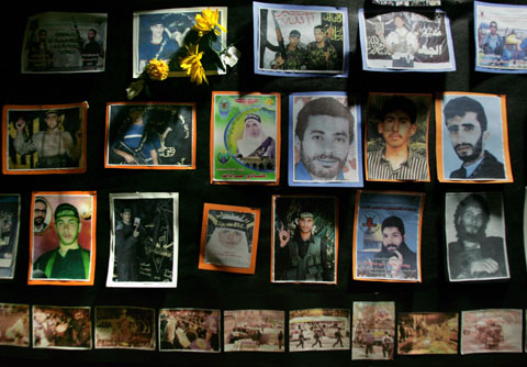 在位於約旦河西岸拉馬拉(Ramallah)市郊的比爾澤特大學
(Birzeit University)的一個展覽上，一座牆上懸掛著巴勒斯坦自殺爆炸手的肖像，下方是以
色列受害者和被炸毀的公共汽車的照片。一些巴勒斯坦兒童收集爆炸手的照片。