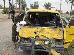 2007年4月，伊拉克士兵檢查一輛在伊拉克巴古拜發生的襲
擊中被擊毀的汽車。自殺爆炸手炸死一名12歲男孩，炸傷九名平民。