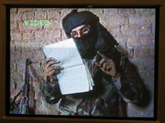 在這個2003年6月製作的錄像帶中，一名說阿拉伯語的游擊
隊員宣稱