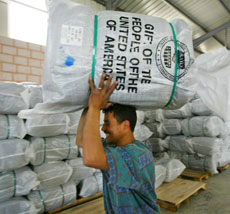 工人們在約旦首都安曼郊區
的一個倉庫堆放美國國際開發署(USAID)捐贈的準備在伊拉克分發的毯子。