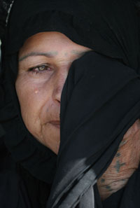 這位伊拉克婦女的兒子2005年
9月在巴格達一個警察檢查哨發生的自殺性汽車爆炸事件後失蹤。她只是成千上萬恐怖主
義受害者中的一個。