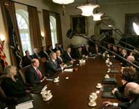 2004年11月布希總統在主持內閣會議。