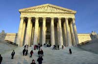 這是坐落在首都華盛頓的美國最高法院。九名大法官在這裡對如何解釋事關全國的法律和憲法問題作出決定性裁決。