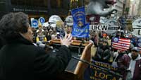 2004年在紐約市，一位工會官員在聲援加州食品超市職工罷工活動的工會集會上講話。