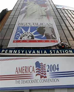 (上)一名工人在紐約麥迪森廣場花園懸掛2004年共和黨全國代表大會條幅；(下)掛在波士頓弗利特中心2004年民主黨代表大會會址的橫幅
