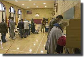 
阿拉伯裔美國選民在密歇根州迪爾伯恩一所學校參加2004年總統大選投票。