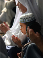 2005年在南非約翰尼斯堡，穆斯林在清真寺慶祝開齋節。 (© AP Images)
