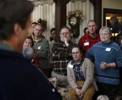 新罕布什爾州的選民在2008年預選季節初期傾聽民主黨總統競選人愛德華茲闡述他的設想。