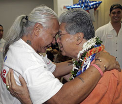 夏威夷的民主黨聯邦參議員李碩（Daniel K. Akaka，右）在檀香山競選總部向一位支持者致以傳統的問候。