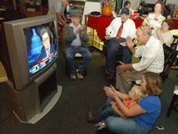 二次大戰以後，電視的普及把全國性選舉變成了供公眾觀賞的節目。圖為共和黨的支持者在密蘇里州莫裡蒂安（Meridian）的共和黨總部觀看選舉結果。
