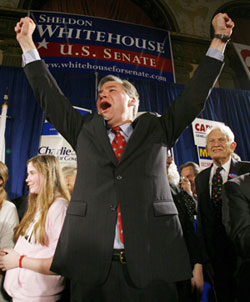 來自新罕布什爾州的民主黨人謝爾頓·懷特豪斯（Sheldon Whitehouse）在當選參議員後歡慶勝利。聯邦參議員和眾議員都擁有很大權力。