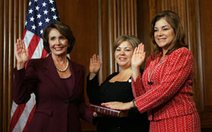 眾議院議長南希·佩洛西（Nancy Pelosi，左）為雙雙當選聯邦眾議員的加州姐妹琳達·桑切斯（Linda Sanchez，中）和洛雷塔·桑切斯（Loretta Sanchez）主持就職宣誓儀式。