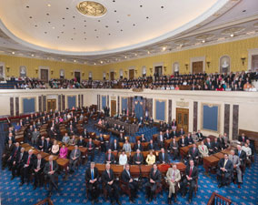 參議院是國會的上院，建國先賢們把它設計為一個保守、穩定的機構。圖為100位參議員的集體照。