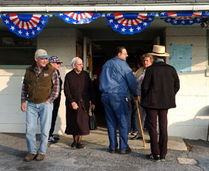 賓西法尼亞州農村地區的選民(包括阿米什人(Amish) )在投票站。