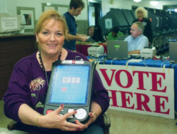 得克薩斯州奧斯汀市的一名選舉工作人員展示新的投票設備。