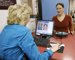 羅得島州一名年輕婦女在申請駕駛執照時同時進行選民登記。