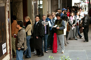 2004年，選民們在紐約市一台投票機出故障時耐心等待。