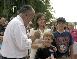 2008年共和黨總統競選人魯迪·朱利安尼(Rudy Giuliani)在南卡羅來納州為支持者簽名。