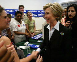 2008年民主黨總統競選人希拉裡·克林頓(Hillary Clinton)在賓州會見支持者。