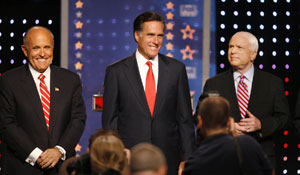 競爭2008年共和黨總統提名的三位候選人(從左至右)：朱利安尼、羅姆尼(Mitt Romney)和麥凱恩(John McCain)。雖然預選是分州舉行，但在全國轉播的電視節目中參加辯論能夠影響選民的意向。