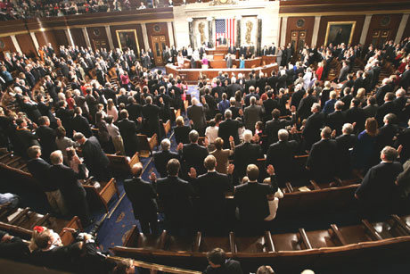 2005年，第109屆國會的議員們在國會山眾議院會議大廳宣誓就職。