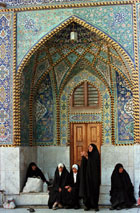 什葉派婦女在卡爾巴拉的阿撥斯清真寺祈禱，伊拉克軍方1991年在這裡鎮壓了反薩達姆．侯賽因的起義