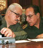 1998年伊拉克副總理塔裡克．阿齊茲在與外長穆罕默德．賽義德．薩哈夫交談