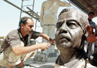 工匠在為澆鑄薩達
姆．侯賽因頭像的銅像雕刻蠟模。