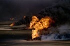 被潰逃的伊拉克軍隊點燃的科威特油井，烈焰滾滾、濃煙毒氣沖天
