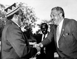 肯尼亞總理喬莫·肯尼亞塔(左)迎接瑟古德·馬歇爾