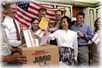 美國外交人員及家屬2000年10月17日在印度孟買美國領事館投缺席選民票