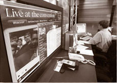 2000年8月17日媒體工作人員在洛杉磯民主黨全國代表大會期間進行網上報導
