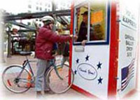 在2000年總統大選中﹐俄勒岡州波特蘭市一名婦女騎車到交票站遞交選票
