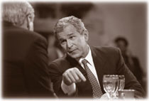 總統候選人喬治‧W‧布希在競選期間上電視訪談節目'與克裏斯‧馬修斯硬碰硬'