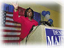 2002年8月民主黨國會初選候選人馬耶特在佐治亞州對支援者表示感謝。 