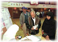 密歇根州迪爾伯恩市的一名選舉工作人員2000年11月7日在核實選民登記資料