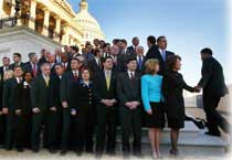 2002年11月新任國會眾議員集體拍照前﹐共和黨眾議員哈裏斯與民主黨眾議員米克握手<P>