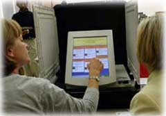 佐治亞州一名縣官員2002年10月在操作一臺新型觸屏投票機﹐為將在11月選舉中採用的系統做準備