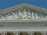 最高法院建築上雕刻著"法律之前人人平等"