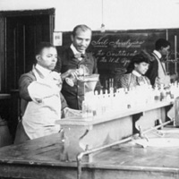 在塔斯提吉學院實驗室的學生  Students in the laboratory at Tuskegee 