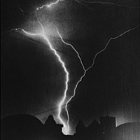 這種雷電能引發火光 This lightning bolt caused a fire