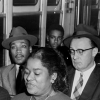 金恩在抗爭勝利之後登上公車 King on the bus after his victory