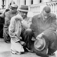 運用非暴力手段的抗議者 Protesters using nonviolent techniques 