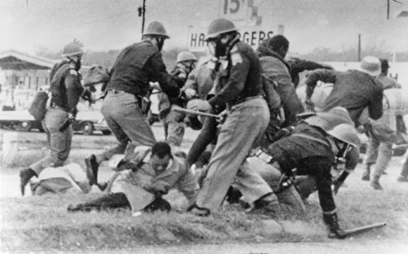 抗議者被毆打 Protesters were beaten.