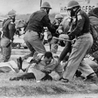 抗議者被毆打 Protesters were beaten.